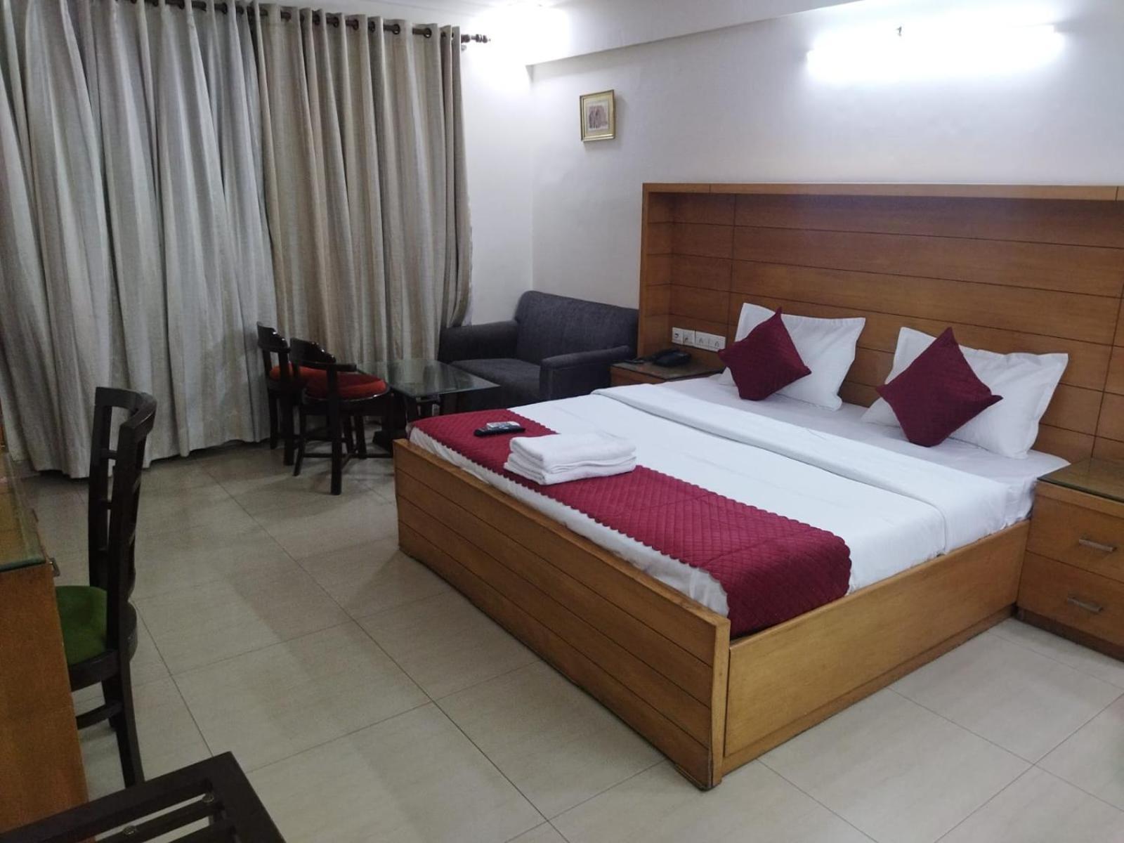 Signature Plaza Hotell New Delhi Eksteriør bilde